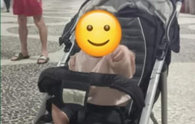 Subió a sus hijas al auto, se olvidó el cochecito y se lo "manotearon" en Funes: pide ayuda para encontrarlo